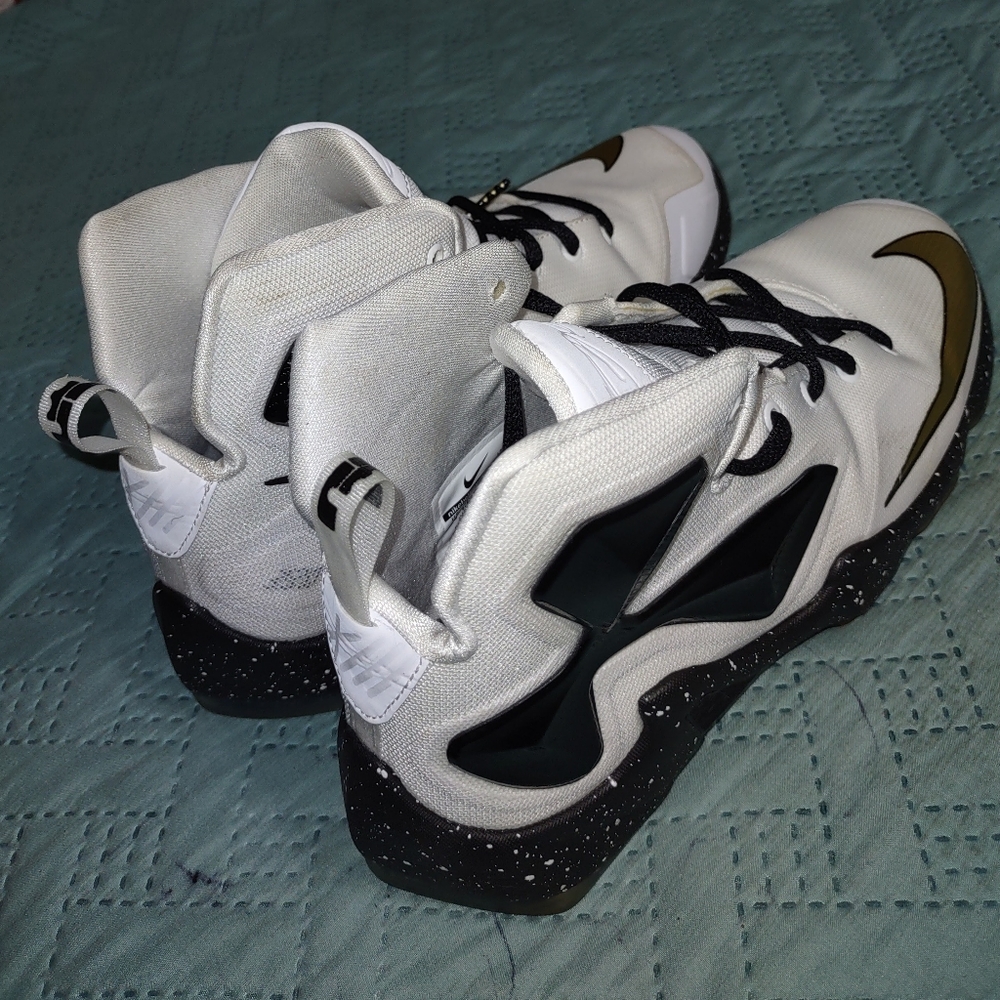 Lebron jeans shoes for boys, size 7y good condition of used, cute, very nice